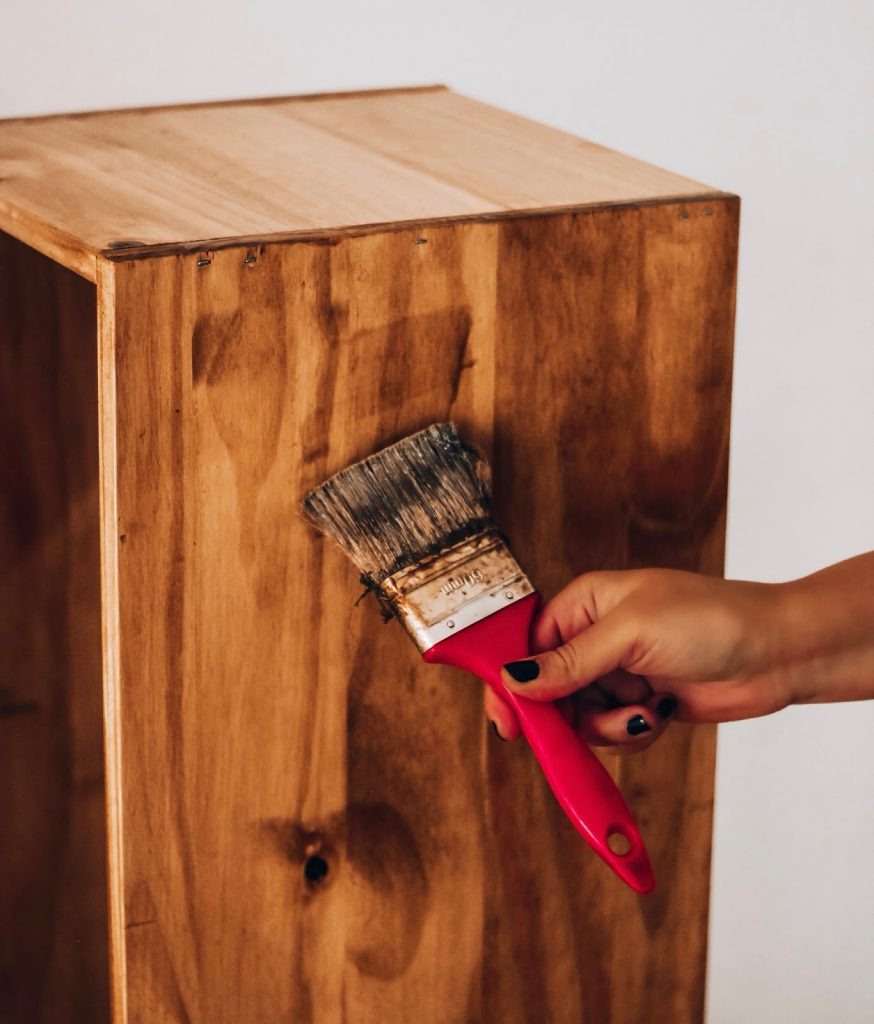 `pintar madera con barniz